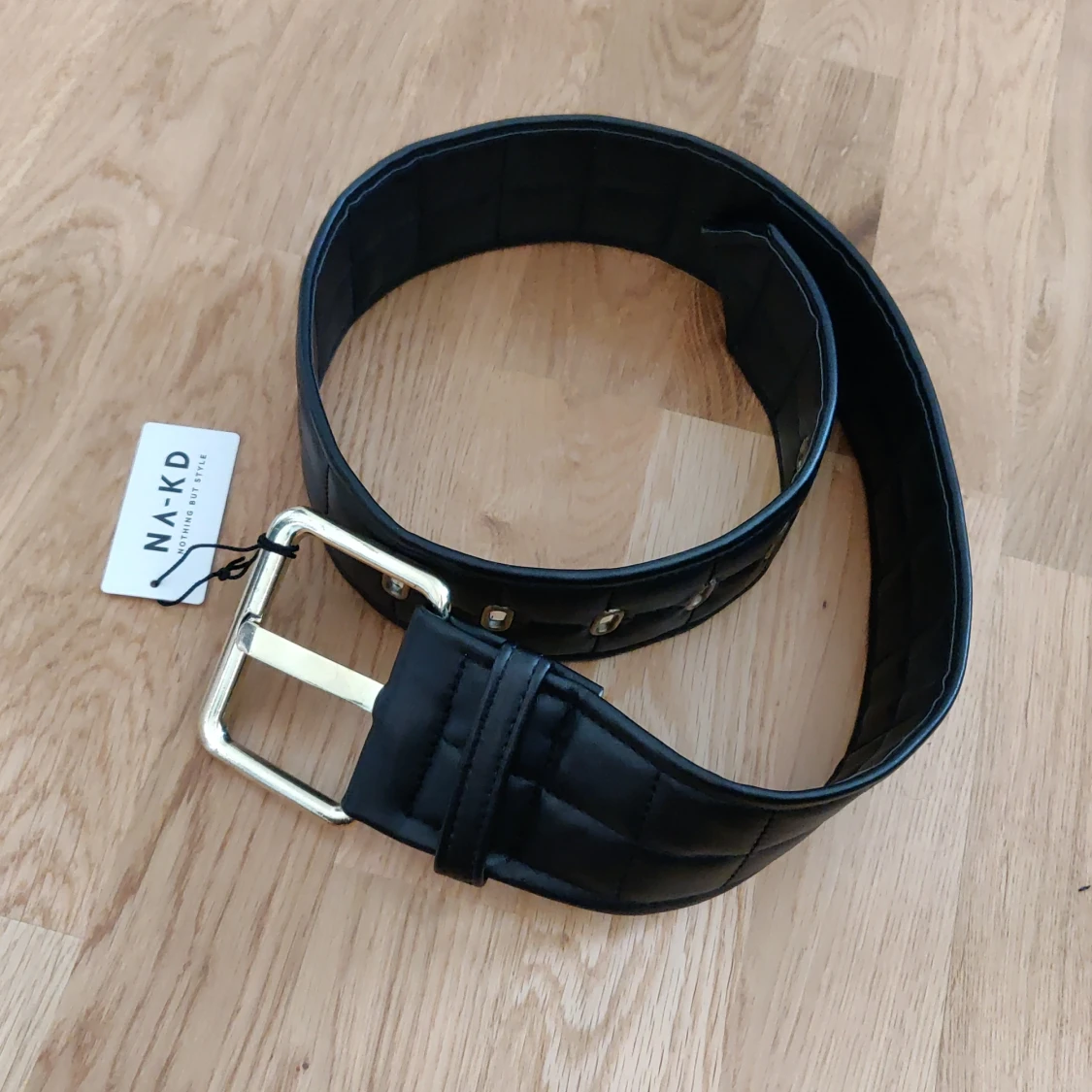 Svart brett skärp Na-kd