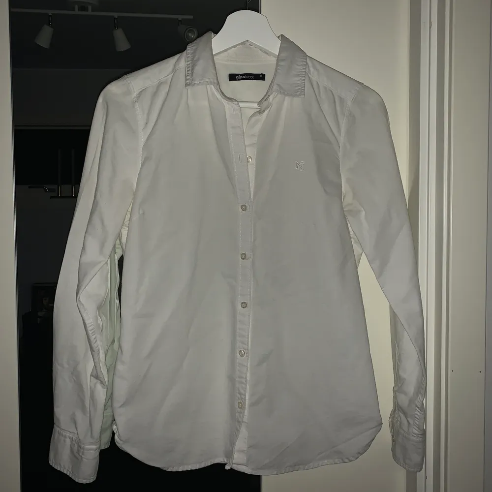 En vit skjorta från ginatricot i storlek 34, inga konstigheter och frakten betalas av köparen :) gratis frakt.. Skjortor.