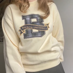 gul tjocktröja - gul tjocktröja i den perfekta modellen! broderat motiv framtill. köpt på beyond retro. storleken står inte inuti men jag brukar använda M som referens 💘💘💘 frakt tillkommer