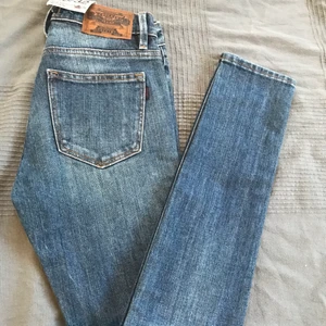 Crocker jeans - Jättefina helt oanvända crockerjeans i slimfit modell med prislapp kvar och allt, köpta för 600 kr i butik. Säljes då dom är för små. Står på storlekslappen att det är 26/32 men känns mer som 24/32 eller 25/32
