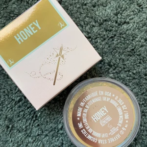 Jeffree star cosmetics  - Jeffree star cosmetics luminous puder helt oanvänd i färgen Honey❤️ ordinarie pris: 275kr, säljer för 190kr