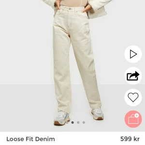 Beiga raka jeans - Säljer nu dessa jeans jag beställde från Nelly för ca 1 månad sen. Enbart använda MAX 3 gånger. Ordinarie pris från hemsidan är 599kr men säljer dom för 270kr då dom är inprincip i nytt skick🌸🌸bud kan också läggas!