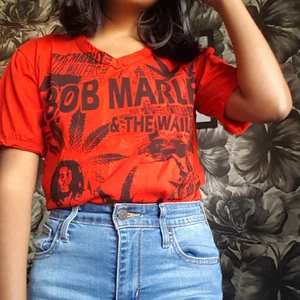 T shirt bob Marley  - Köpt på beyond retro! Jättemjuk kvalité och är i bra skick har endast slitningar i armarna vilket inte sssyns. Tröjan är längre i modellen bara jag som föredrar att stoppa in. 