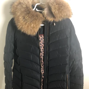 En hollies jacka  - En mysig fin jacka,  äkta päls, nyskick har använt få tal gånger