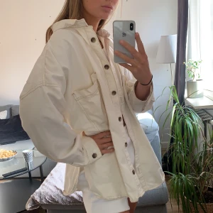Superoversize Skjort-jacka - SUPERoversize tunn skjortjacka från Gina Tricot. Strl M/L. Fint skick. Off-white med beigea sömmar och melerade knappar.