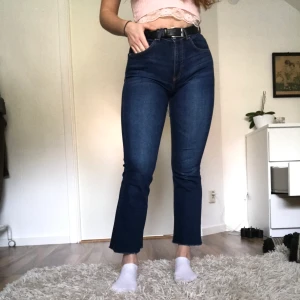 Zara cropped bootcut jeans - Säljer mina sjukt snygga mörkblå zara-jeans i modellen cropped bootcut. Mycket sparsamt använda. Säljer på grund av kommer inte till användning då jag bytt stil. Stl. 36.