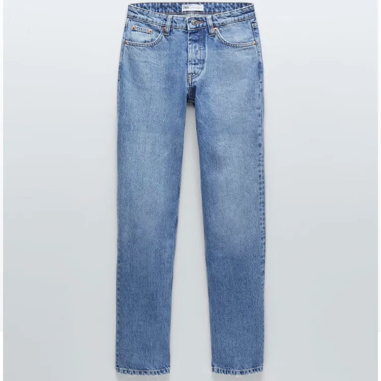 AS SNYGGA mid/low waisted jeans, använda 1 gång. Säljer pga råkade beställa fel färg. Strl 40 (slutsåld på hemsidan), så sitter snyggt oversized på en strl 36/38 som jag. 💫 Jag är 175!. Jeans & Byxor.