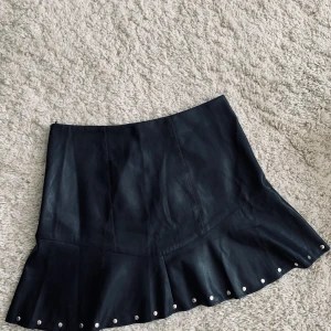 Skinnkjol (fuskskinn) - Nypris 599:-