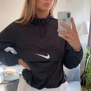 Vindjacka/träningsjacka Nike - Supersnygg tunn vindjacka från Nike. Sparsamt använd.