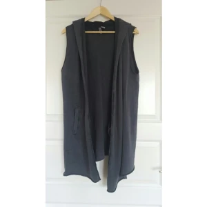  - Schysst mörkgrå sweatshirt väst med luva! två fickor fram. köpt på hm.
