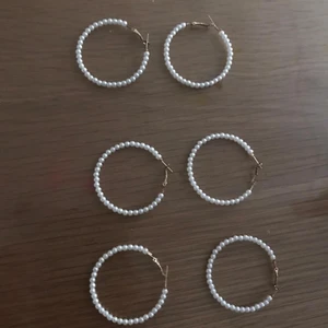 Nya örhängen - Nya örhängen vita med pärlor 10kr/styck