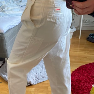 Baggy dobbers - Säljer dessa coola lite baggy byxor i krämvit färg från dobber!! Fint skick och perfekta inför sensommar/höst! Säljer då jag inte tycker att dem riktigt passar min kroppsform! Säljer för 95kr + frakt 