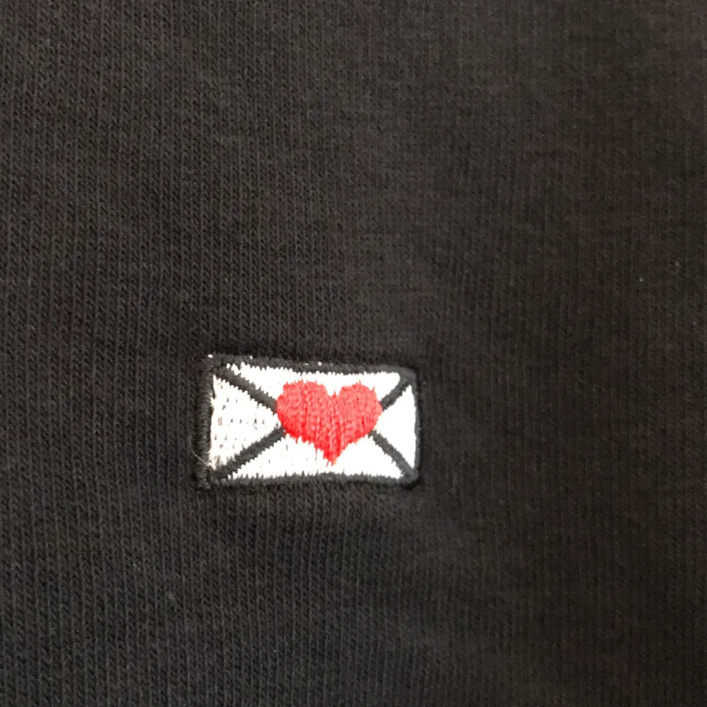 En svart kärleksbrev-hoodie i bra skick trots att den är använd en del. Orginalpris, 600 kr. Frakt ingår inte i priset.. Hoodies.