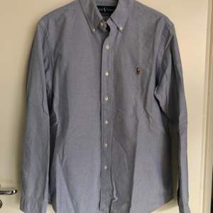 Ljusblå Oxford Skjorta från Polo Ralph Lauren. Storlek Medium - Custom fit. Använd ett fåtal gånger, men är i nyskick!