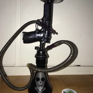 VATTENPIPA - Säljer denna svarta vattenpipa, köpte den nyligen men röker ej längre så har ingen användning för den. Smaken tillkommer om det önskas! Orginalpris 750kr