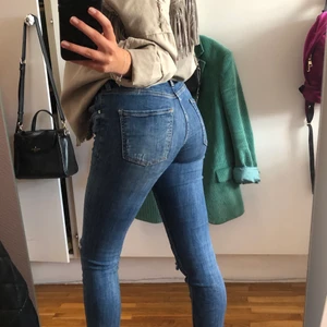 Zara jeans - Jeans från zara. Hål på knäna och stretchiga! Storlek 36