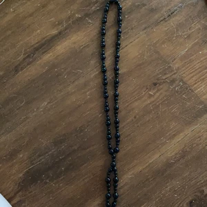 Halsband goth svart - Snyggt halsband i plastpärlor 60 cm+del som hänger ner i mitten. Frakt 15kr