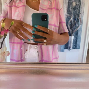 Skjorta - Säljer denna skjorta från NA-KD. Använd 2 ggr. 