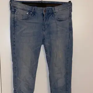 Ett par ljusa jeans från h&m i storlek 26.