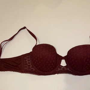 Vinröd BH - Vadderad, vinröd bh från H&M i strl 75B