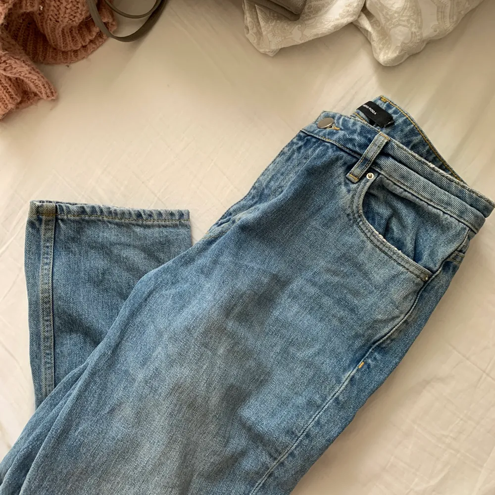 Säljer dessa fina jeans som tyvärr är för små för mig 💞. Jeans & Byxor.