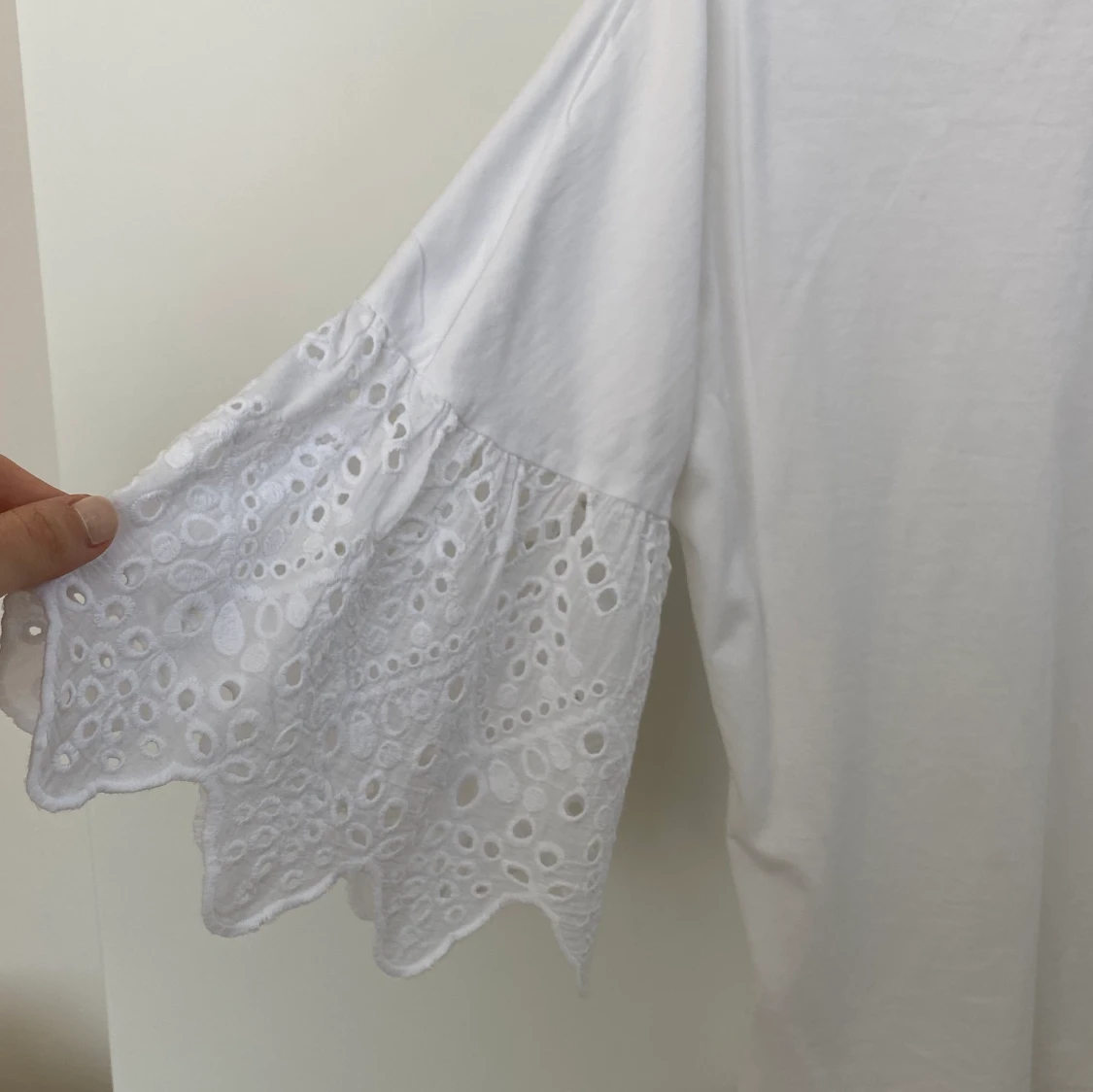 Söt vit blus med spetsdetaljer - 91
