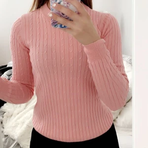 Kabelstickad rosa tröja - Kabelstickad rosa tröja från Gina Tricot som tyvärr inte längre kommer till användning.:(( Priset är diskuterbart vid snabb och smidig affär.💕