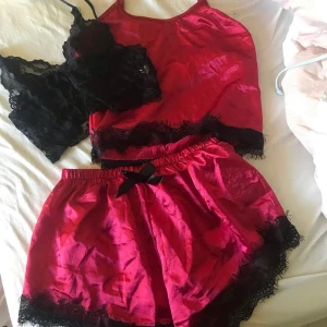 Pyjamas-set - Rött pyjamas-det från ZAFUL, endast testat men inte riktigt min stil, verkligen jättesnygg annars