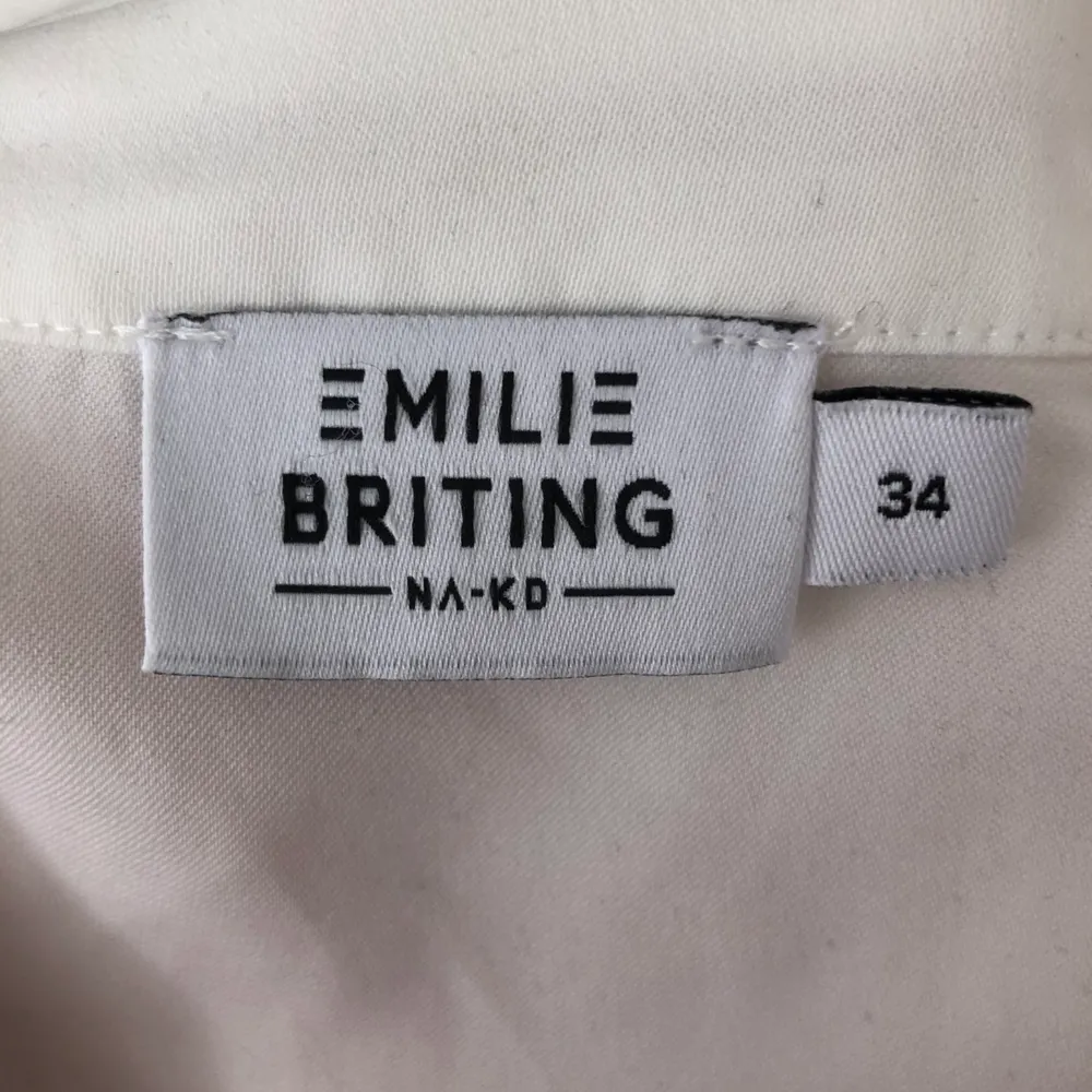 Vit kortärmad skjorta från Emilie Briting x NAKD i storlek 34. Aldrig använd men lapparna är inte kvar tyvärr! . Skjortor.