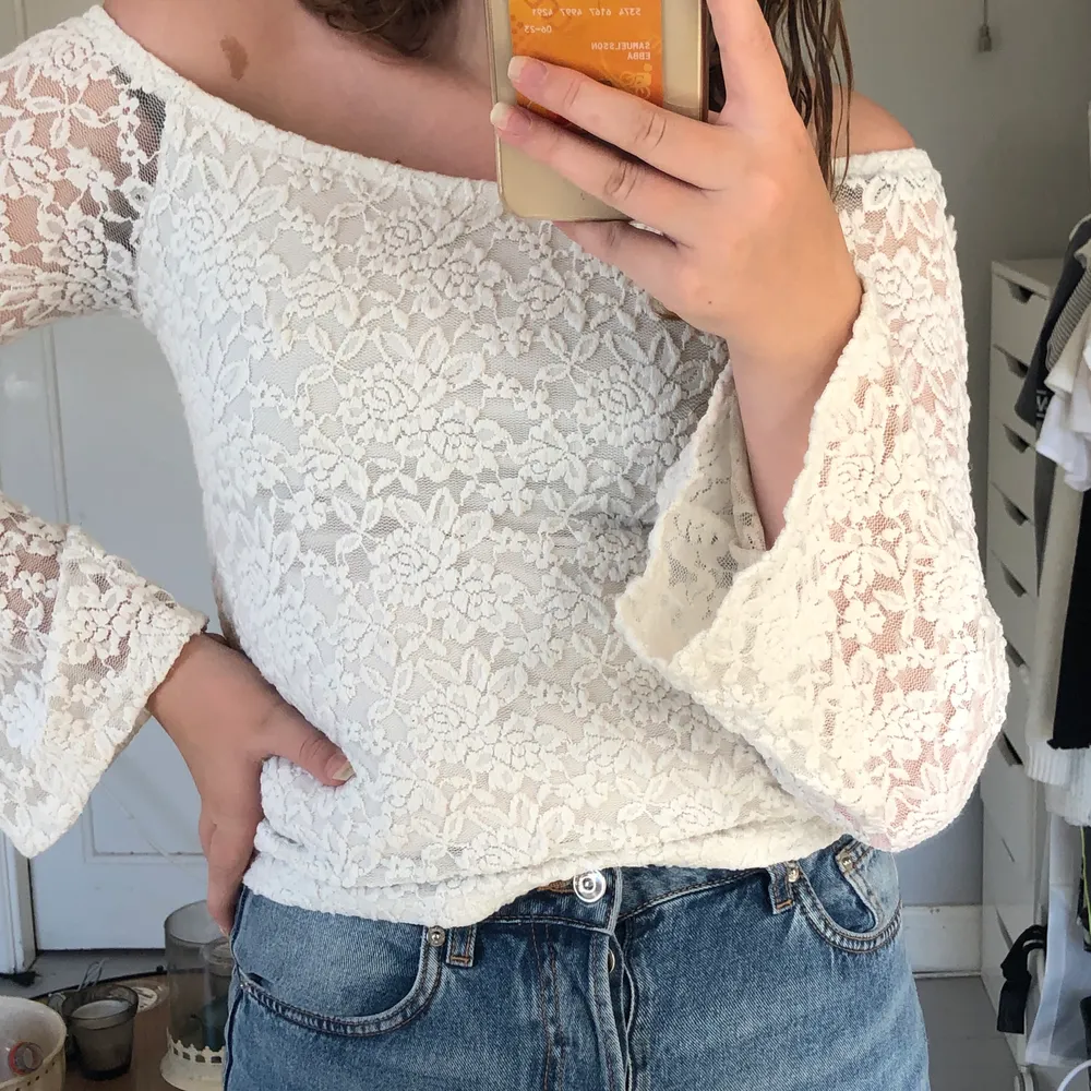 Jätte fin off shoulder topp köpt från newyorker. Säljer denna för jag aldrig använder den längre. Använd fåtal gånger. Ordinarie pris. 199 kr. Slut överallt . Tröjor & Koftor.