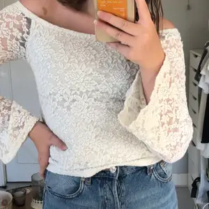 Jätte fin off shoulder topp köpt från newyorker. Säljer denna för jag aldrig använder den längre. Använd fåtal gånger. Ordinarie pris. 199 kr. Slut överallt 