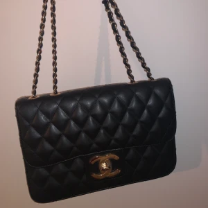 Chanel väska - Säljer denna väska då den inte används. Finns en del ”skrapor” på märket i guld men själva väskan är i mycket bra skick :)