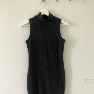 Jättefin Ribbad klänning  - Väldigt fin mörkgrå ribbad klänning från Gina tricot med en liten polokrage. 80 kr + frakt✨