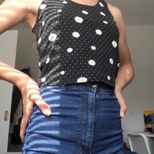 Blommig topp - En jätte fin topp från fb Sisters använd ungefär 2-3 gånger kommer inte riktigt till användning 💕