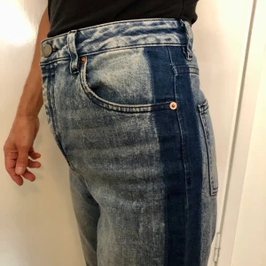 Mom-jeans  - Jeans från ASOS med rand på sidan. Strl 30/31