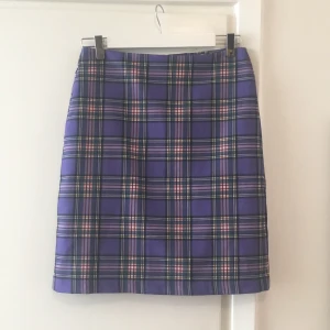 Rutig tajt kjol - Tajt o rutig kjol från märket AÉRYNE. Storlek M, men skulle säga att den är ganska liten för att vara en M. Finns en liten slits baktill. Den sitter sjukt snyggt på! 