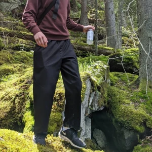 SURF PANTS SVART BYXA S - Supercoola och bekväma svarta byxor med resår, passar fint. Säljer pga ej använder och mina ben är lite för långa. Originalpris 800.