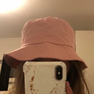 fiskehatt  - rosa bucket hat från prettylittlething med lappen kvar.