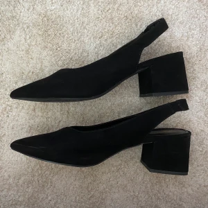 Låga klackar - Låga klackskor i mockaliknande material. Har några märken men annars bra skick. 📬 Frakt 63 kr. 