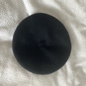 basker - en helt vanlig svart basker, perfa till hösten. Använd en säsong. 📬 Frakt 44 kr.