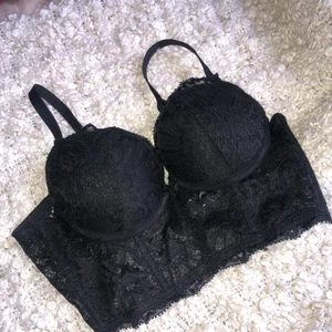Svart spets bh (strl 65B) - Bh i svart spets, mycket snygg bh som tyvärr inte passar mig. Den är strl 65B från Cubus och är push-up. Knappt använd! 
