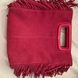 Maje  - Testsäljer min rosa maje väska. Med fransar. 