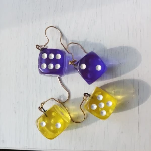 handmade dice earrings 🎲 - dm me which color would you like if you're interested!/ charm size : 1.3 cm /shipping 15kr 💗