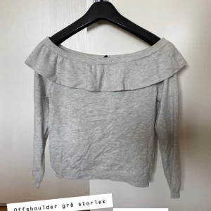 Grå halv croppad offshoulder - Grå