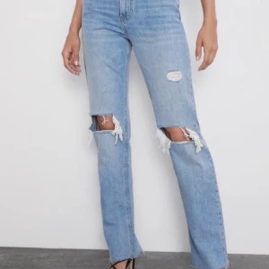 ZARA jeans - Populära jeans från ZARA. 🧸 Rak modell med slitningar. Slutsålda. Använda fåtal gånger. Storlek: 38 Utgångspris: 500kr (budgivning om fler intresserade)