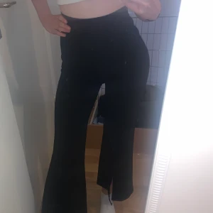 Kostymbyxor  - Högmidjade kostym byxor. Knappt använda. Stl xs.