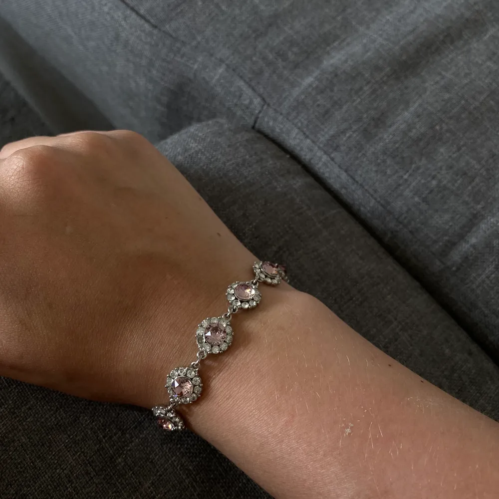 Säljer detta söta lilly and rose armband! Armbandet är i färgen silver/ljus rosa🌷 buda om pris! Högsta just nu:200kr. Accessoarer.