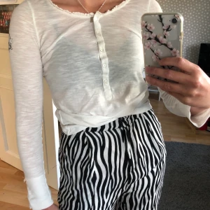 Långärmad oddmolly - Säljer min långärmade ossmolly tröja då den är lite liten och inte används. Väldigt bra skick då jag inte använt den så mycket. Frakten tillkommer och hör gärna av er vid frågor😊