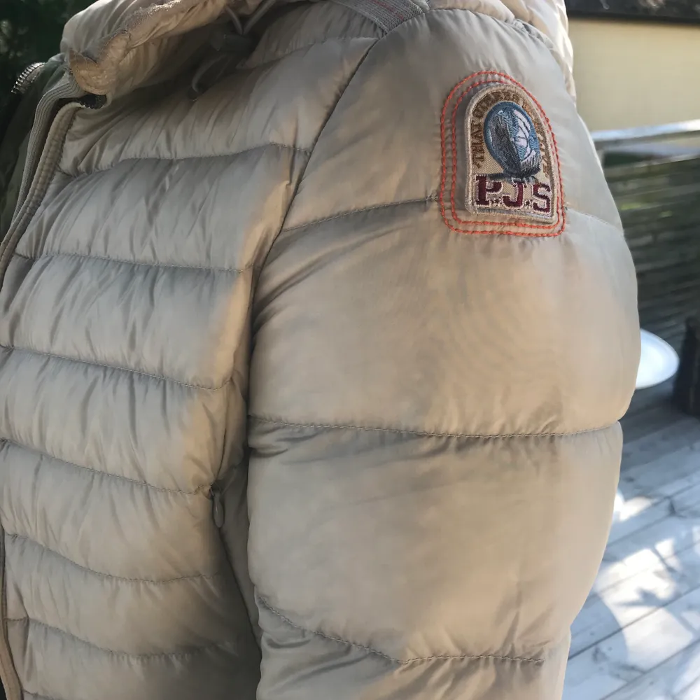 Säljer denna snygga dunjacka från parajumpers!! Strl L men den känns som en M. Ord pris 5400kr budgivning, börjar på 1000kr. Jackor.