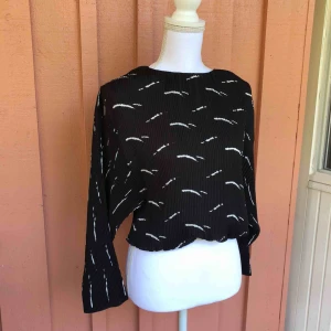  - Elegant blus från Carin Wester. Aldrig använd då den tyvärr är för stor för mig. Frakt 63kr 